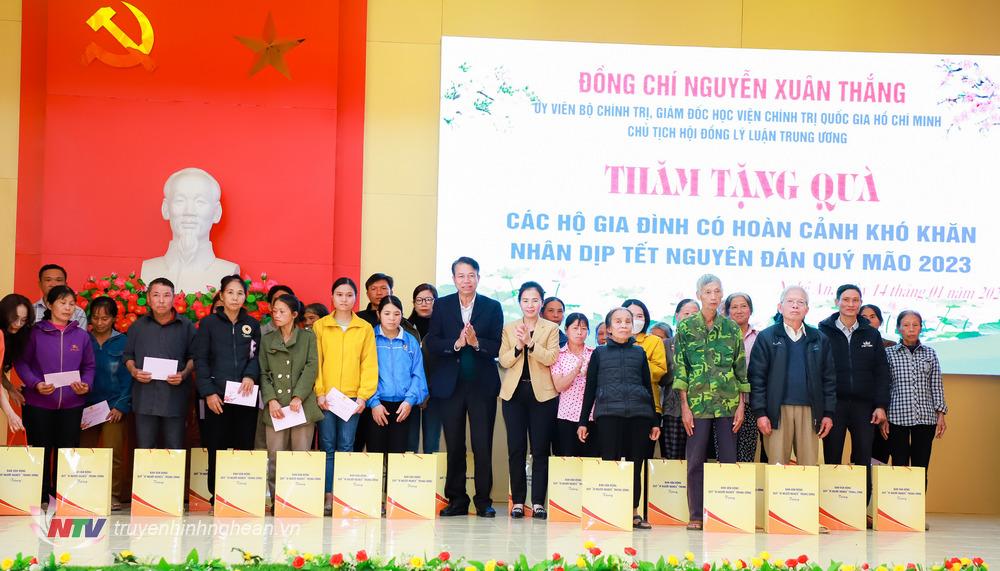 ĐỒNG CHÍ NGUYỄN XUÂN THẮNG THĂM, CHÚC TẾT CÔNG NHÂN, NGƯỜI CÓ CÔNG, HỘ NGHÈO, HỘ KHÓ KHĂN TẠI ANH SƠN